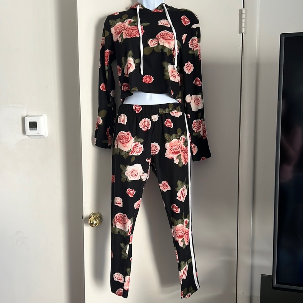 🌹 Love Ari Rose print hooded crop top and pants